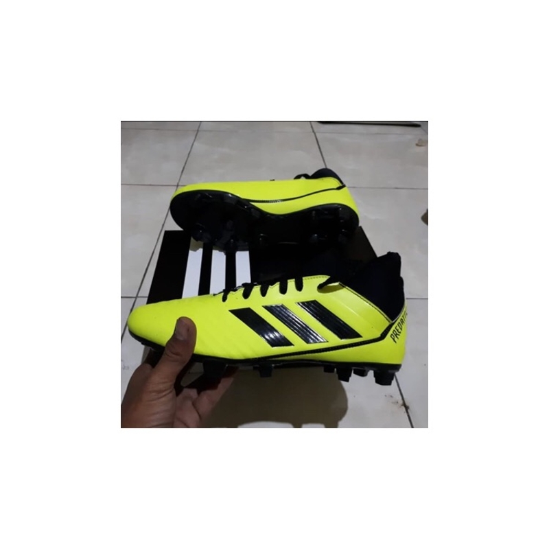 Sepatu Bola Adidas